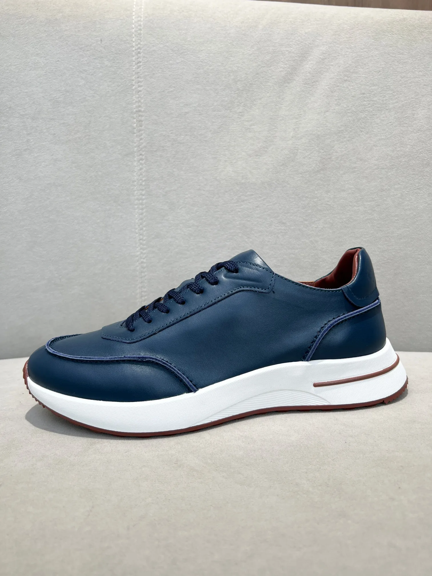 Men's Men's Shoes 💰620 👑Loro Piana* Purchase the original 1:1 copy. Founded the existing Loro Piana company on April 24, 1924. It is now the sixth generation of family business, providing high-quality products to customers who are discerning about taste and quality. Imported calfskin fabrics. The interior is made of imported A-grade water-dyed cow lining. 💝 Focus on top quality, pay for what you pay, and compare the inner details. Original authentic packaging. Code number: 39-45